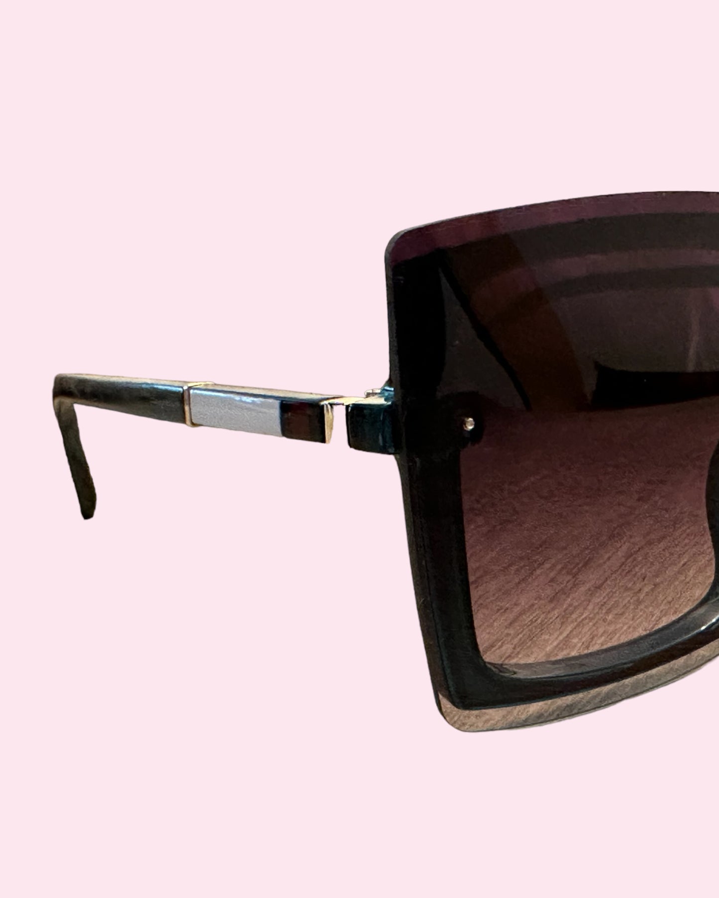 Non-Framed Squared Oversized Shades (Black & White Lines)