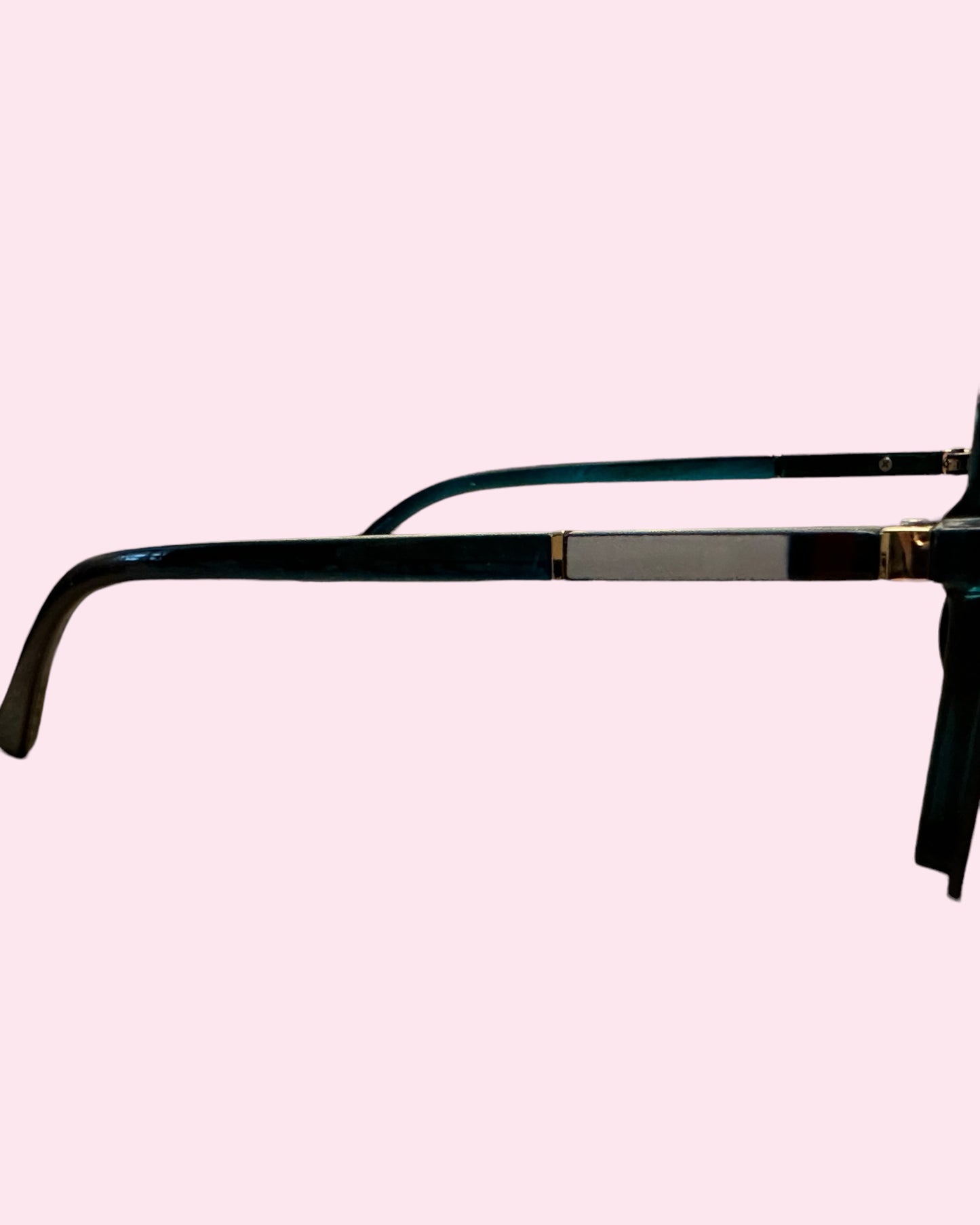 Non-Framed Squared Oversized Shades (Black & White Lines)